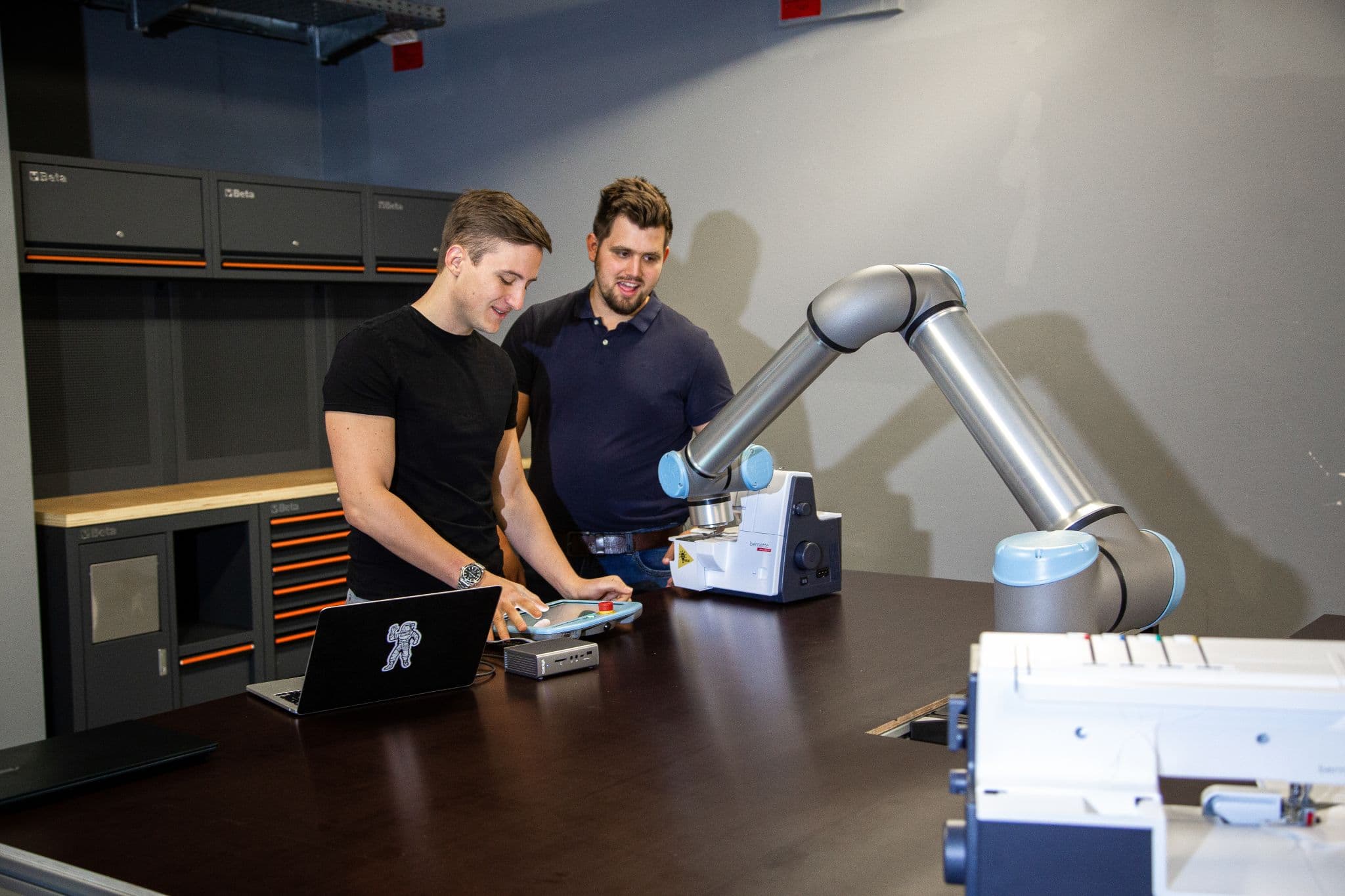 Anton Wohlgemuth und Michael Mayr mit einem Prototypen